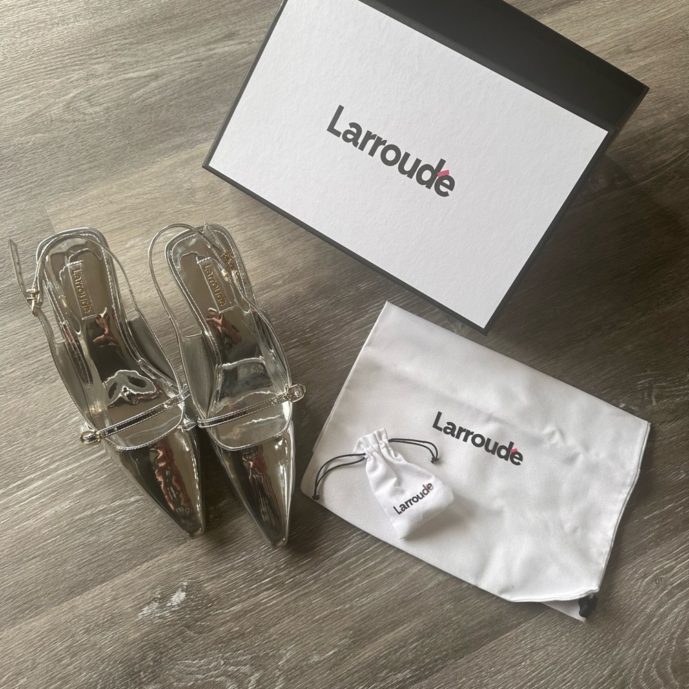 Larroude Silver Heels Modern Design -  Ines Pump In Silver Specchio
Larroudé